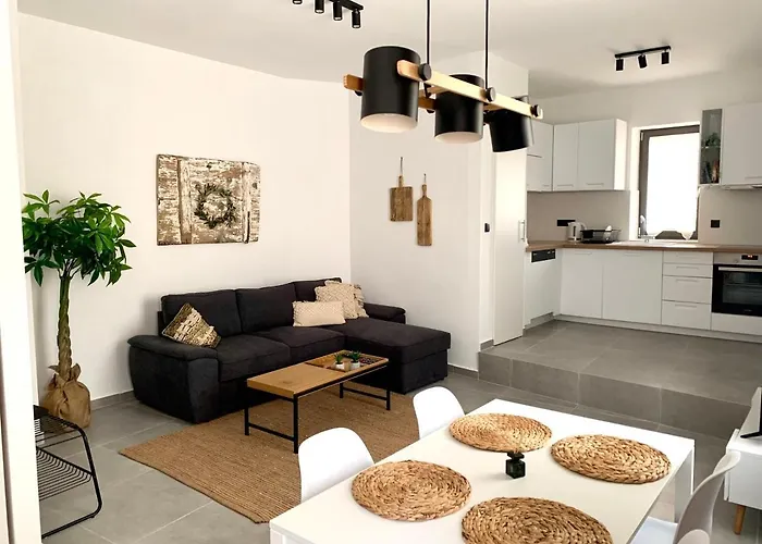 فيلة The Backyard Eva