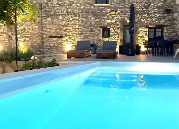 The Backyard فيلة Eva